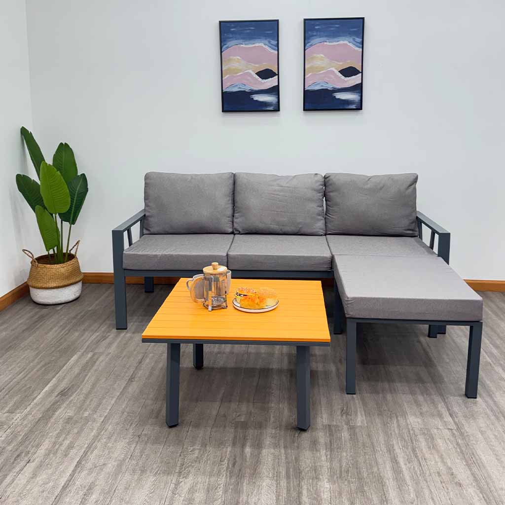 Sofá triple con piecero y mesa