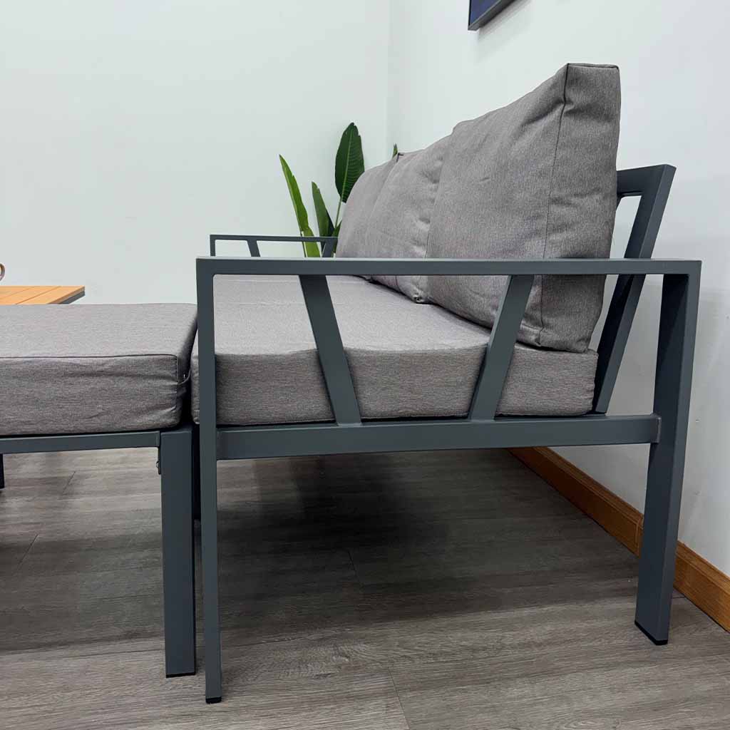 Sofá triple con piecero y mesa